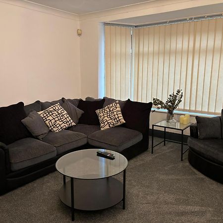 Cozy 3 Bed Home In Halifax With Secure Parking - Long & Short Stays Welcome! Екстериор снимка