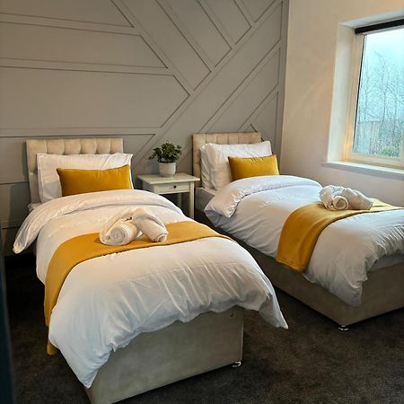 Cozy 3 Bed Home In Halifax With Secure Parking - Long & Short Stays Welcome! Екстериор снимка