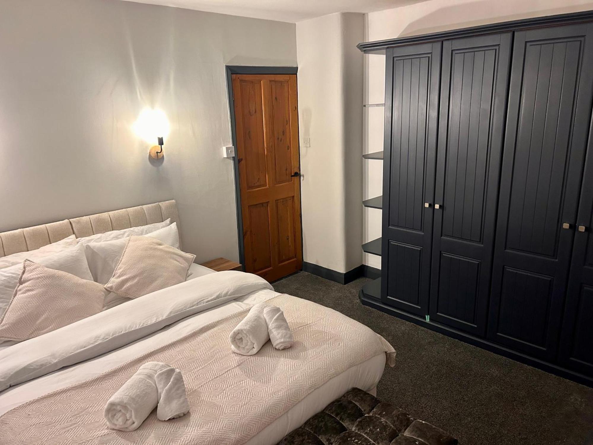 Cozy 3 Bed Home In Halifax With Secure Parking - Long & Short Stays Welcome! Екстериор снимка