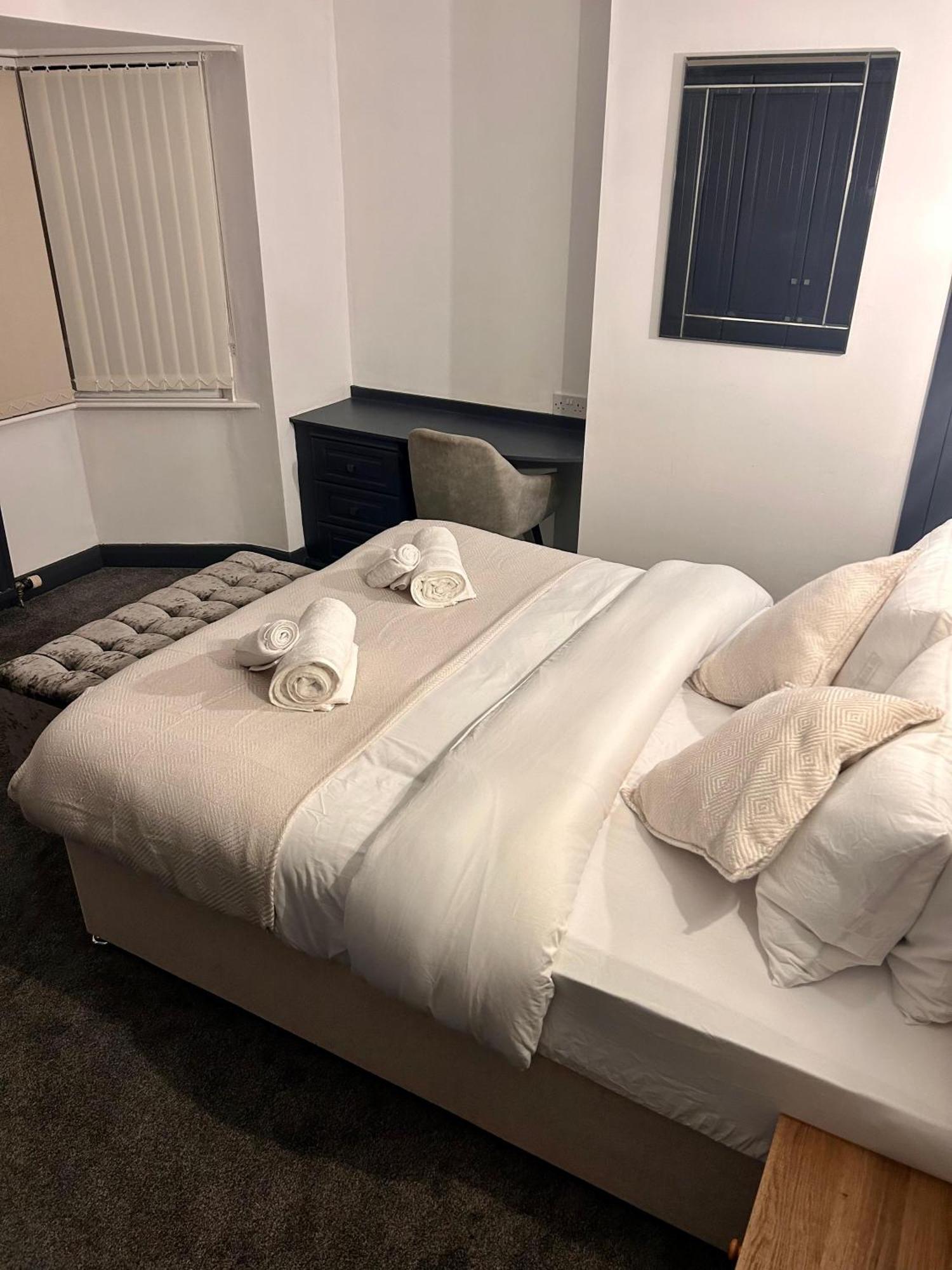 Cozy 3 Bed Home In Halifax With Secure Parking - Long & Short Stays Welcome! Екстериор снимка