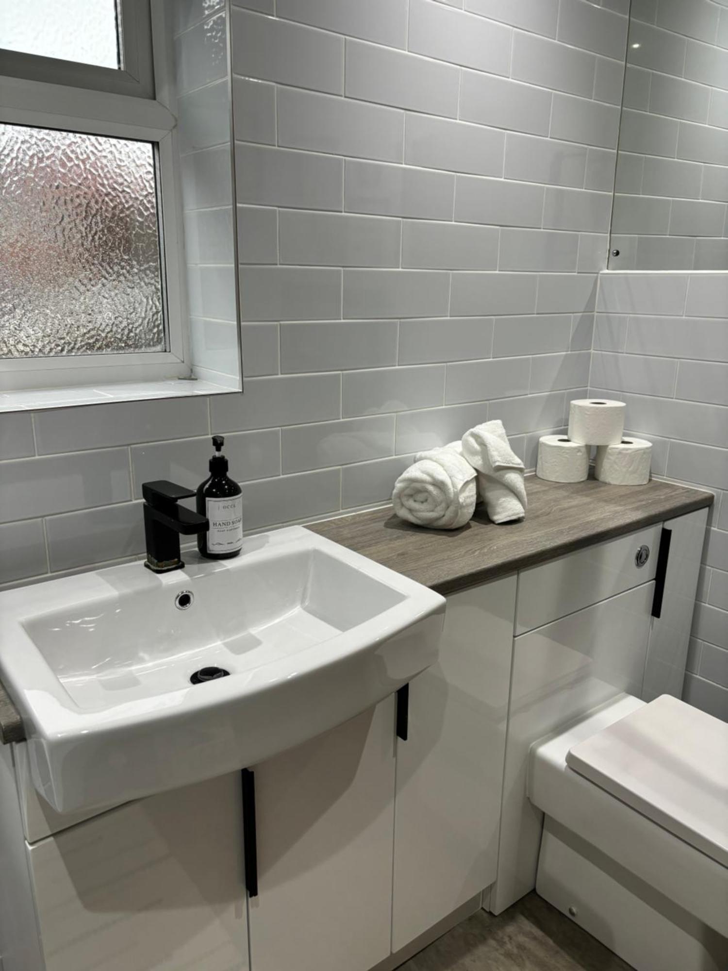 Cozy 3 Bed Home In Halifax With Secure Parking - Long & Short Stays Welcome! Екстериор снимка