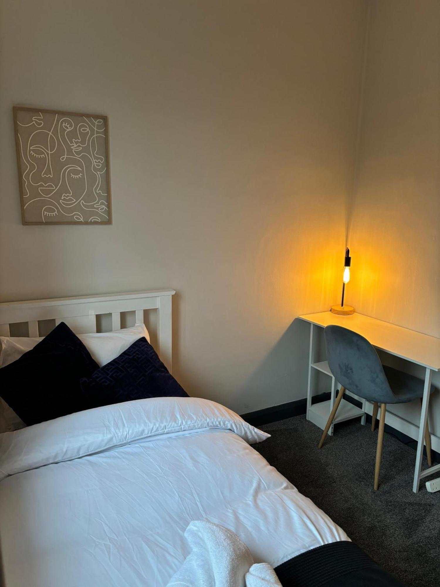 Cozy 3 Bed Home In Halifax With Secure Parking - Long & Short Stays Welcome! Екстериор снимка