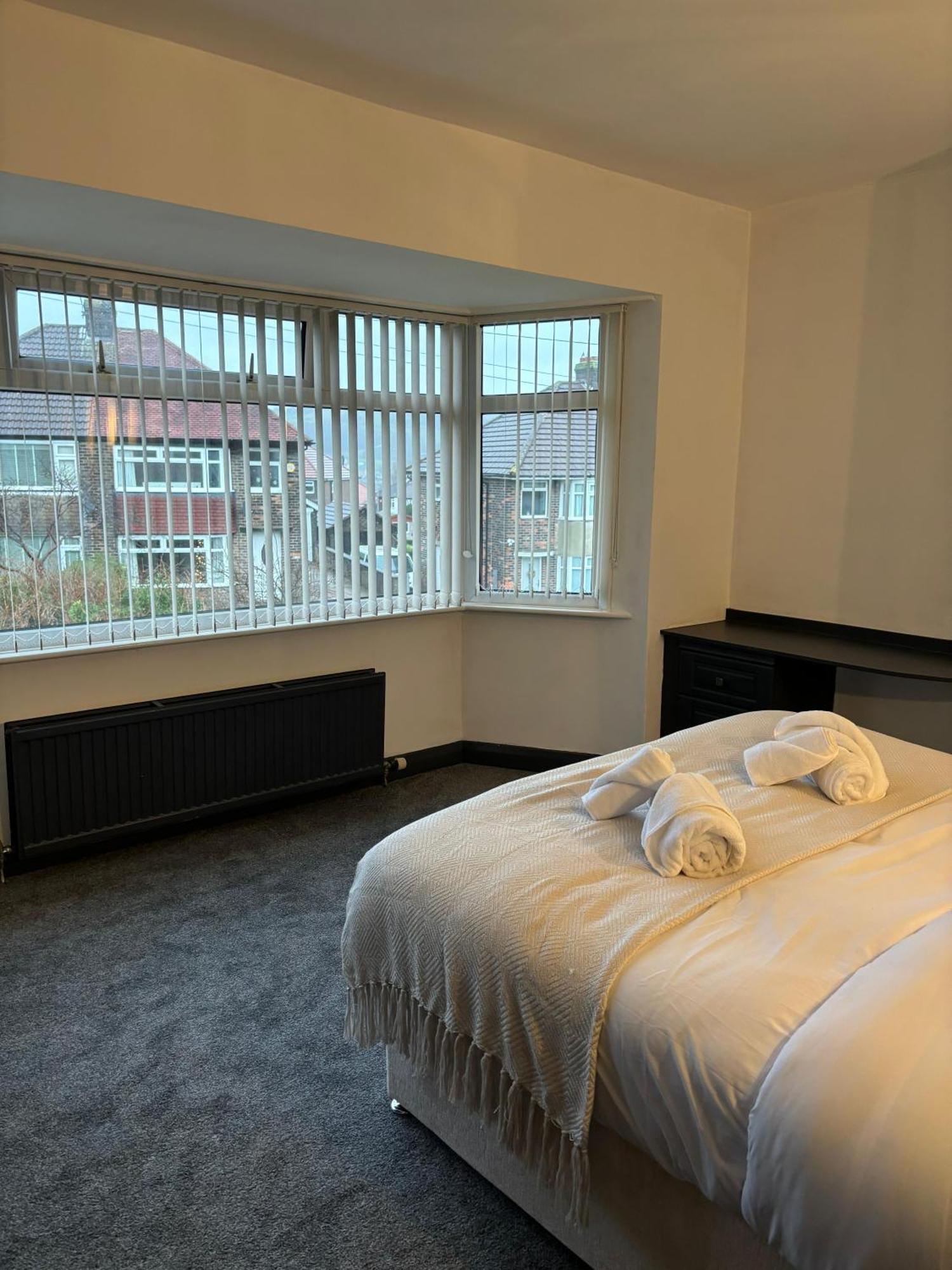 Cozy 3 Bed Home In Halifax With Secure Parking - Long & Short Stays Welcome! Екстериор снимка
