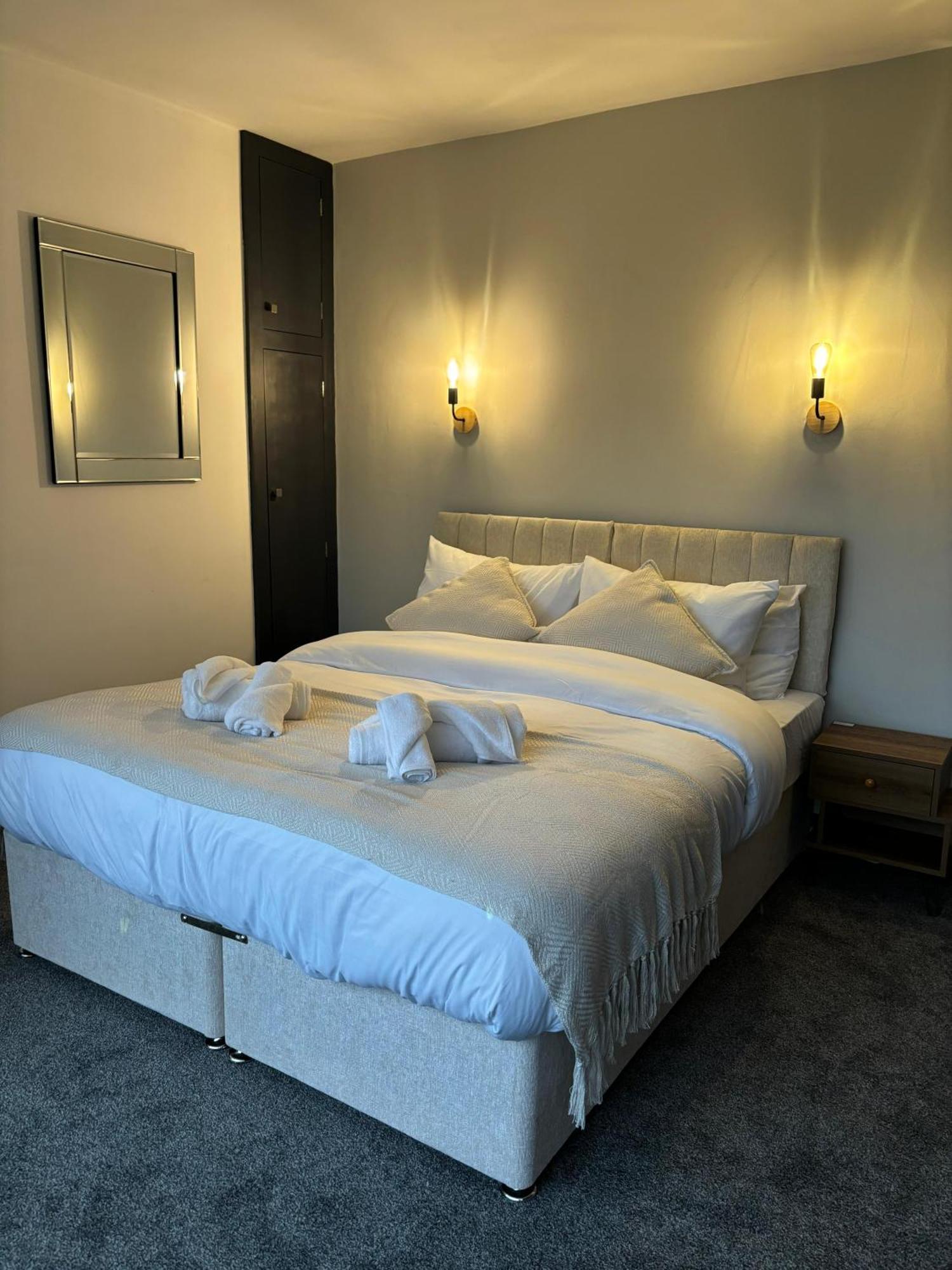 Cozy 3 Bed Home In Halifax With Secure Parking - Long & Short Stays Welcome! Екстериор снимка
