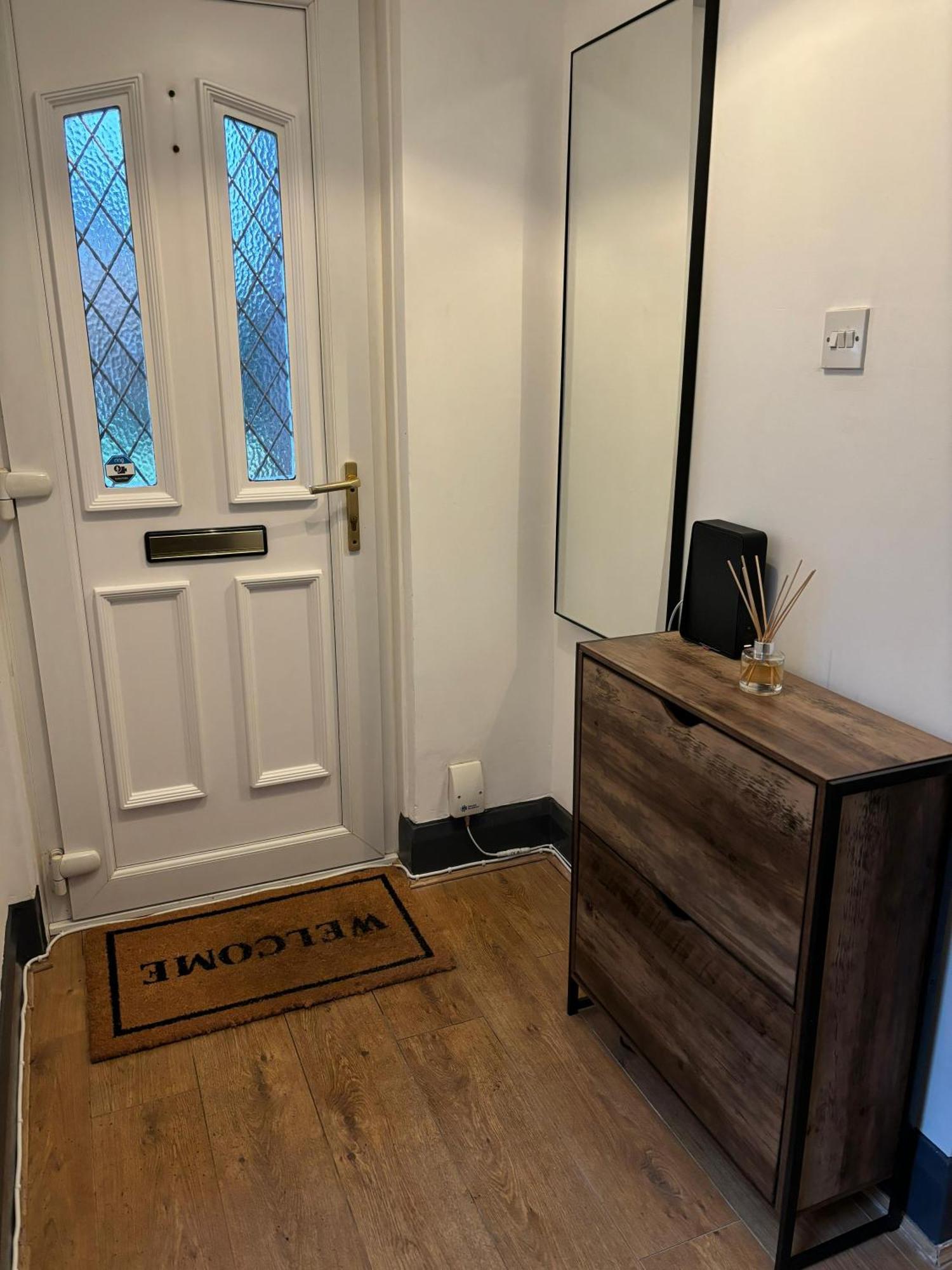 Cozy 3 Bed Home In Halifax With Secure Parking - Long & Short Stays Welcome! Екстериор снимка