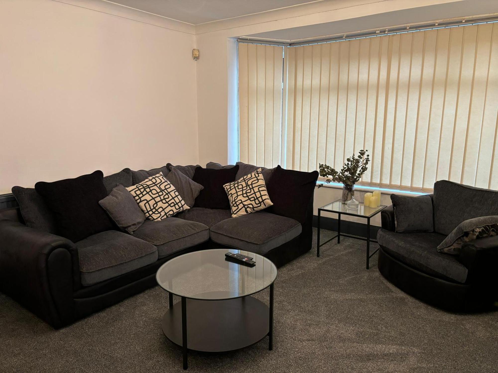 Cozy 3 Bed Home In Halifax With Secure Parking - Long & Short Stays Welcome! Екстериор снимка