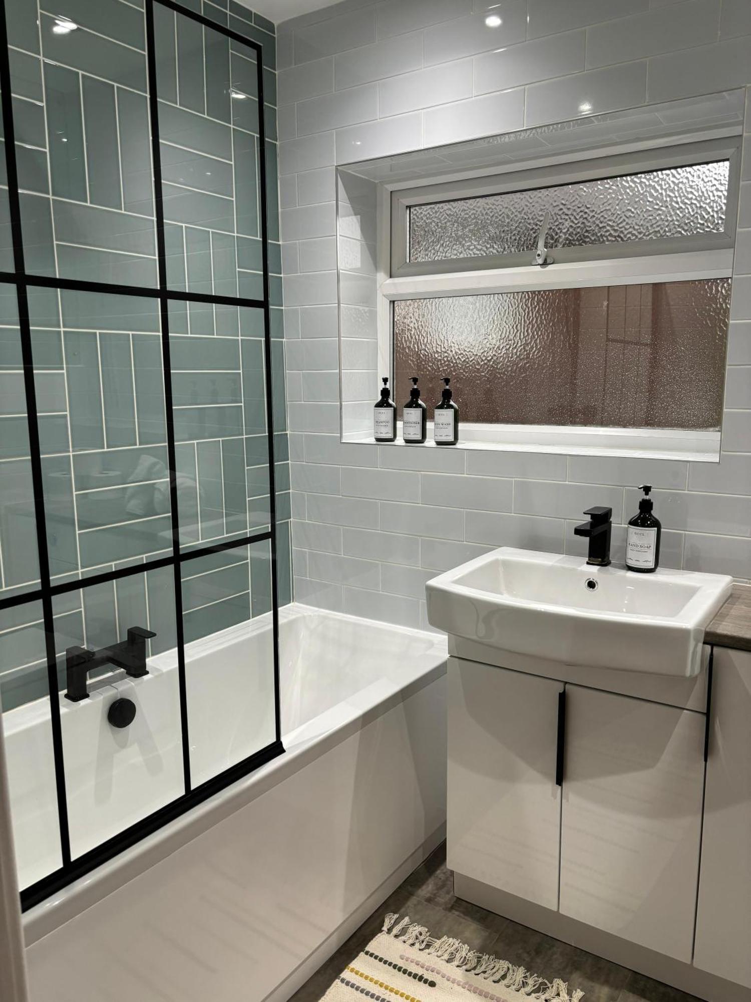 Cozy 3 Bed Home In Halifax With Secure Parking - Long & Short Stays Welcome! Екстериор снимка